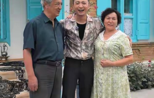 尼格买提回新疆“过年”，穿枣红色T恤清爽低调，老家装修豪华像宫殿