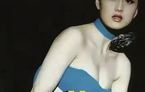 这是利智在九十年代的照片，穿着抹胸，唇红齿白，皮肤白皙嫩滑