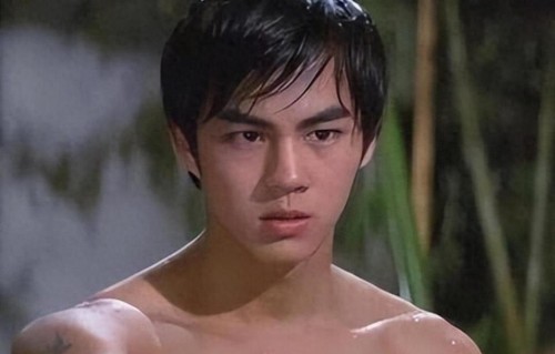 79岁狄龙近况曝光，出席活动老伴成人肉拐杖，相爱50年零绯闻