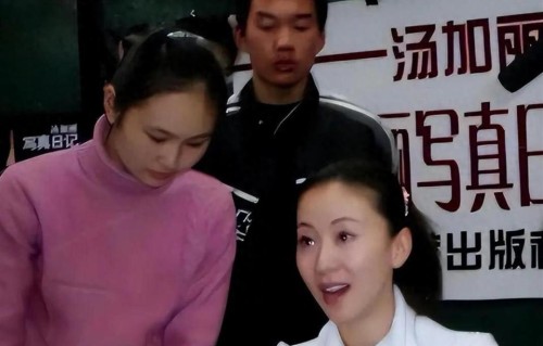 49岁仍单身！曾因全裸写真遭全网唾骂，如今她过得怎样？