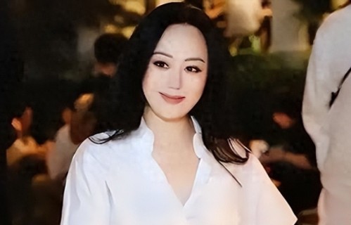 63岁还在直播讲盘扣经纬，早些年拍三级片，她到底在扛什么 