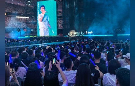 45岁谢霆锋素颜泪洒鸟巢，白T湿透引爆6万人合唱风暴|华为|舞台|直拍|粉丝|镜头