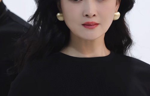 王艳晒拍摄花絮，一身黑白配温婉大气，19岁球球高又帅读北大