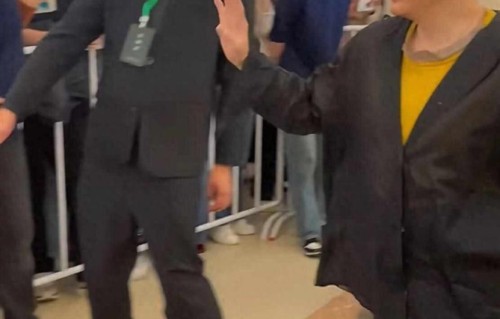 影帝这么矮小！五一假期梁朝伟现身南京，身高与随性穿搭引发热议