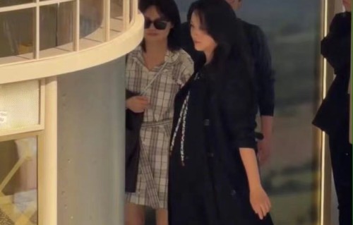 47岁汤唯疑怀二胎,挺孕肚出席活动，脸色红润状态不错