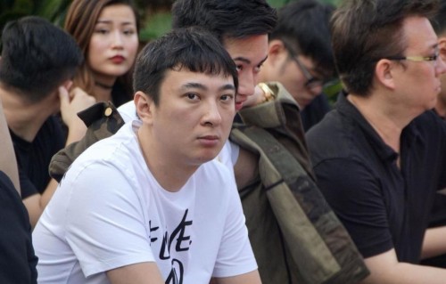 王思聪韩国吃饭被偶遇，穿白色圆领T恤打扮低调，身边3女伴没懒懒