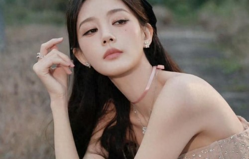 李一桐在逃公主来啦：一袭拖尾人鱼姬公主裙，迷人又俏皮