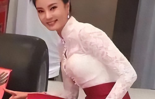 男友获缓刑、丈夫入狱，45岁从央视辞职的刘芳菲，如今终获光彩 