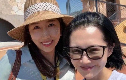 57岁许晴现身巴塞罗那旅游，她真人看起来很年轻，皮肤非常好