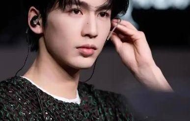 张凌赫上了江苏英语试卷引热议，素材是关于他的真实励志经历，从理工学霸到英语试卷范本|考题|人生|跨界|工科|教育