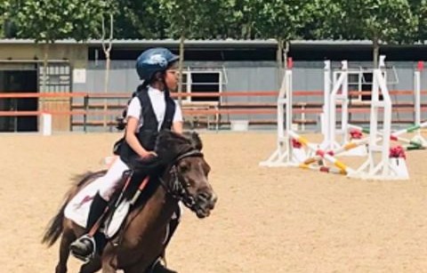 刘烨女儿霓娜参加马术比赛，小小年纪又酷又飒，小公主晒成黑妹