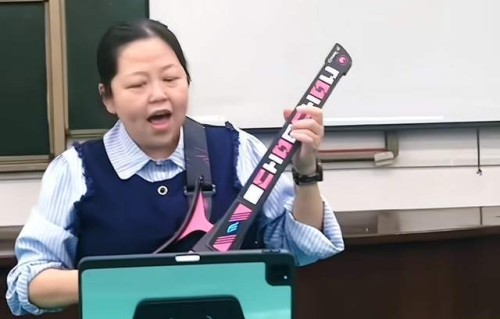 石河子大学孔苑苑去世，年仅44岁，多次登央视，因一个字的歌爆火