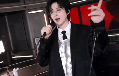 刘宇宁康乃馨音乐节这个线上品牌对粉丝来说有什么特别意义？|化妆|巡演|母亲节|舞台|演唱会