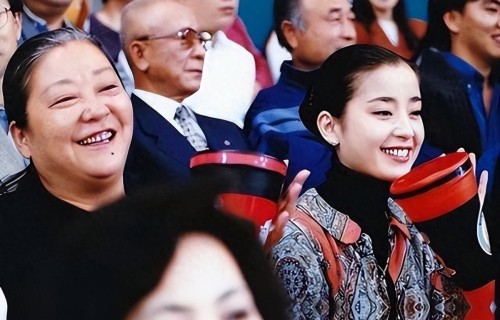 14岁被送上导演的床，17岁拍全裸写真，被操控半生，如今咋样了？ 