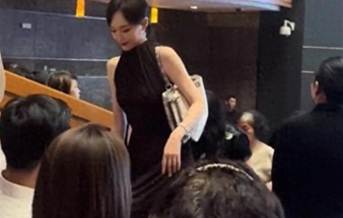 唐嫣42岁黑裙出席女儿毕业，状态绝了