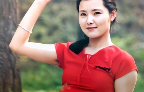 半生坎坷扛过病痛，71 岁的姜黎放下光环，与丈夫安享湖畔晚年