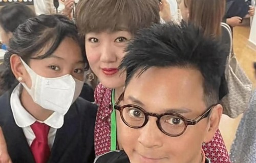 莫少聪近照苍老不敢认，下巴越来越尖了，陪着妻女定居加拿大