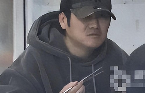 46岁曹格新恋情曝光！女友肚子凸起被疑怀孕，正脸超像前妻吴速玲 