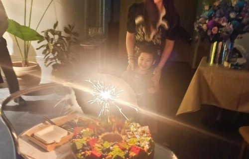 朱珠庆生全家福曝光，刘亦菲出席生日宴|女儿|珠宝|一家三口|奶爸|电视剧