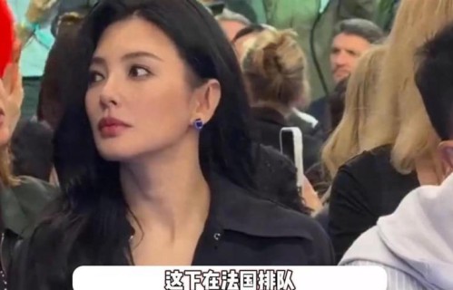 张雨绮巴黎时装周看秀惊艳众人，卷发黑丝复古风拉满