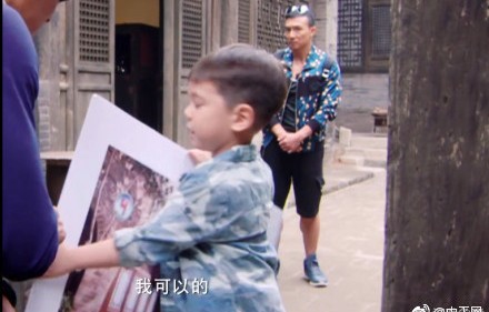 爸爸去哪儿3第三期:嗯哼追着小泡芙不放 刘畊宏送上岳父的凝视