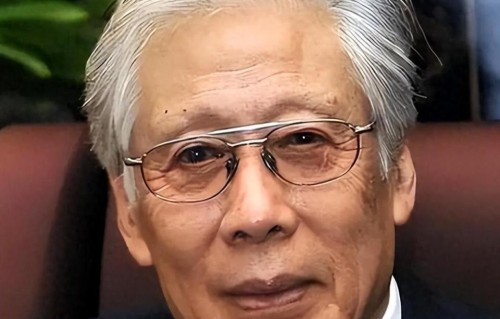 90岁焦晃近况：穿纸尿裤、1天5包烟 与小30岁娇妻住旧小区