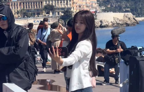 网友和粉丝如何评价杨超越近期气质和外貌上的变化？