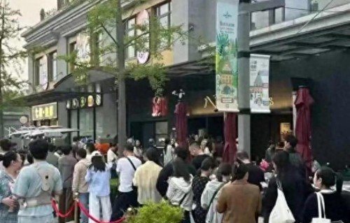 文章面馆排长龙！从下午等到深夜，明星探店加持引全网争议！