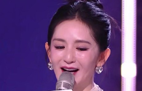 除了何炅，还有哪些明星好友参与了谢娜出道三十周年演唱会？