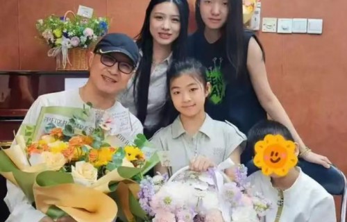章子怡汪峰为看女儿演出罕同框!章子怡素颜抱儿子，表情满是骄傲_新闻