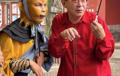 六小龄童现场指导景区孙悟空表演者，网友:正工作呢，大师来了_扮演者_济源_猴王