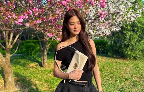 17岁张思捷晒近照，手持两万多奢包名媛风十足，皮肤黝黑出国留学 