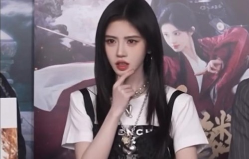 又甜又酷！鞠婧祎今日剧宣活动，本人又高又瘦，画的画好抽象呀