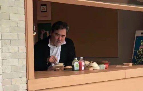 赵文瑄李勤勤跨界助阵！看泰州队如何用明星+人文应援在苏超C位出道？|西装|冠军|奖杯|球场