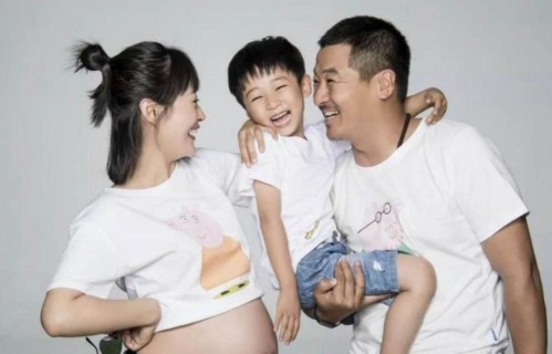 原来他们是夫妻，彼此初恋结婚20年零绯闻，如今一起出演金关