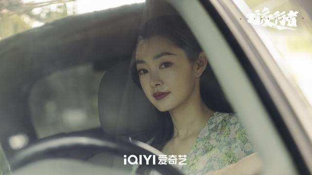 在电视剧《暗夜行者》中，宋轶饰演一个有着双重身份的角色。 剧方供图