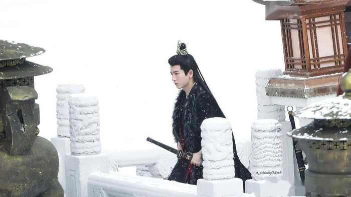 他的故事告诉每一位学子：人生没有固定剧本，真正的光芒源于对每一次选择的极致认真，对每一份坚持的长期守护。当试卷上的英文段落讲述着这位江苏青年的跨界旅程时，它测量的不仅是语言能力，更是一种关于突破自我、勇敢追梦的价值传递。而张凌赫本人，则以持续的敬业表现与低调专注，为这道