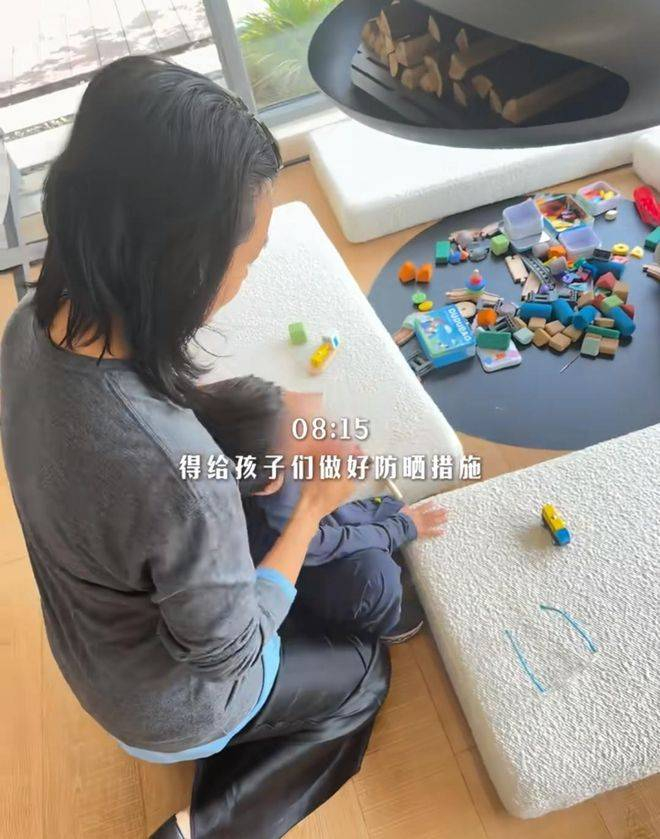  从他们家的氛围就能看出来，大女儿念念特别懂事，徒步时全程牵着弟弟的手，回酒店也陪弟弟玩耍。一家人慢悠悠晃一天，没有赶行程的压力，只有家人聚在一起的热闹和温暖。朱丹能够放下顶流主持人的光环，踏实回归家庭带娃，夫妻俩亲力亲为经营小日子，本身就很了不起。谁说女明星必须永远白幼瘦、永远紧致年轻？这种带着烟火气的松弛感，反而更有魅力。日子过成自己舒服的样子，就是最好的模样。