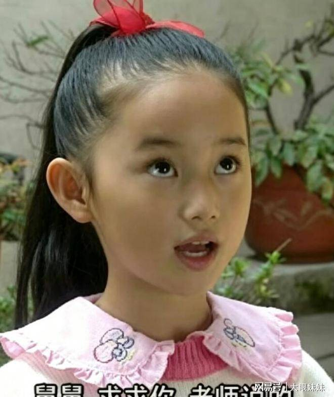  这次重逢，被网友们称作时光馈赠的温柔闭环。它不仅仅是怀旧的趣味，更成为一种情感寄托：观众在快节奏的娱乐圈里，罕见地目睹了这样一条持续且正向的成长链——那个曾被前辈拥在怀中的孩子，终于凭借自身努力，走到了能与前辈并肩的位置。而那位前辈，也以数十年如一日的专业与自律，守护了与时光的默契。当《蜜语纪》的剧情缓缓展开，戏里是职场与情感的博弈，戏外则是二十四载缘分的温柔回响。它让人们看到，即便在纷繁复杂的娱乐圈，也依然存在这样纯粹而美好的延续：从呵护开始，到并肩同行，这种传承，比任何剧本都更能触动人心。