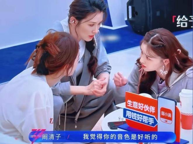  从曾经的自信满满到如今的清醒自知，李小冉的坦诚没有带来负面反应，反而因为她毫无负担的幽默感收获了更多的好感。她没有回避问题，而是以一种轻松的态度去面对自己的不足。尽管自嘲归自嘲，但李小冉展现出的问题解决态度是认真的。从这段片段可以看到，她正在努力学习和进步。在二公小考的舞台上，相比一公的表现，她已经取得了显著的进步。这位看似缺心眼的搞笑女，显然已经决心在《浪姐》的舞台上，通过自己的努力和真诚，给观众带来一个意想不到的惊喜。