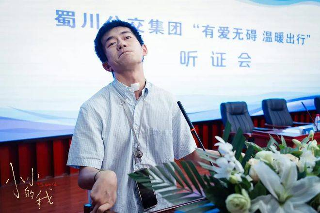 易烊千玺的演技早已获得认可,他的理想与追求,为年轻流量明星树立了榜样。事实上,一个演员走到他的高度,首要考虑的已不是赚钱。毕竟即便片酬有限,他在代言上的收益也足以养活公司。如果更多演员能像他一样,不把片酬放在首位,而是以标准与选择来挑选项目,追求优秀剧本,勇敢尝试更高难度角色,中国电影的整体水准必将不断提升。
