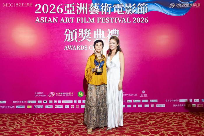 获奖后，张艾嘉（左）与导演黄绮玲合影